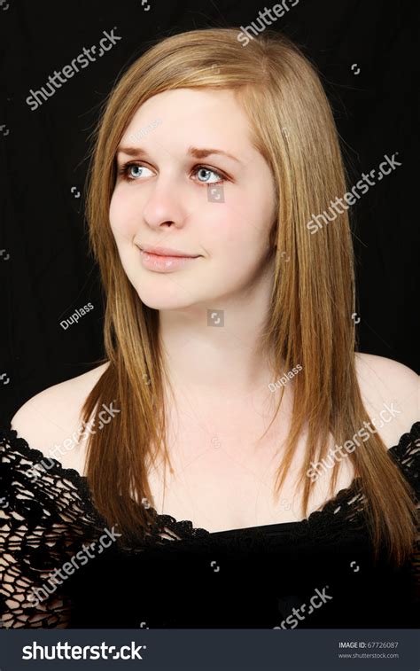 girl (18yrs) born in 2004 wanna have fun link 4 free trial  .